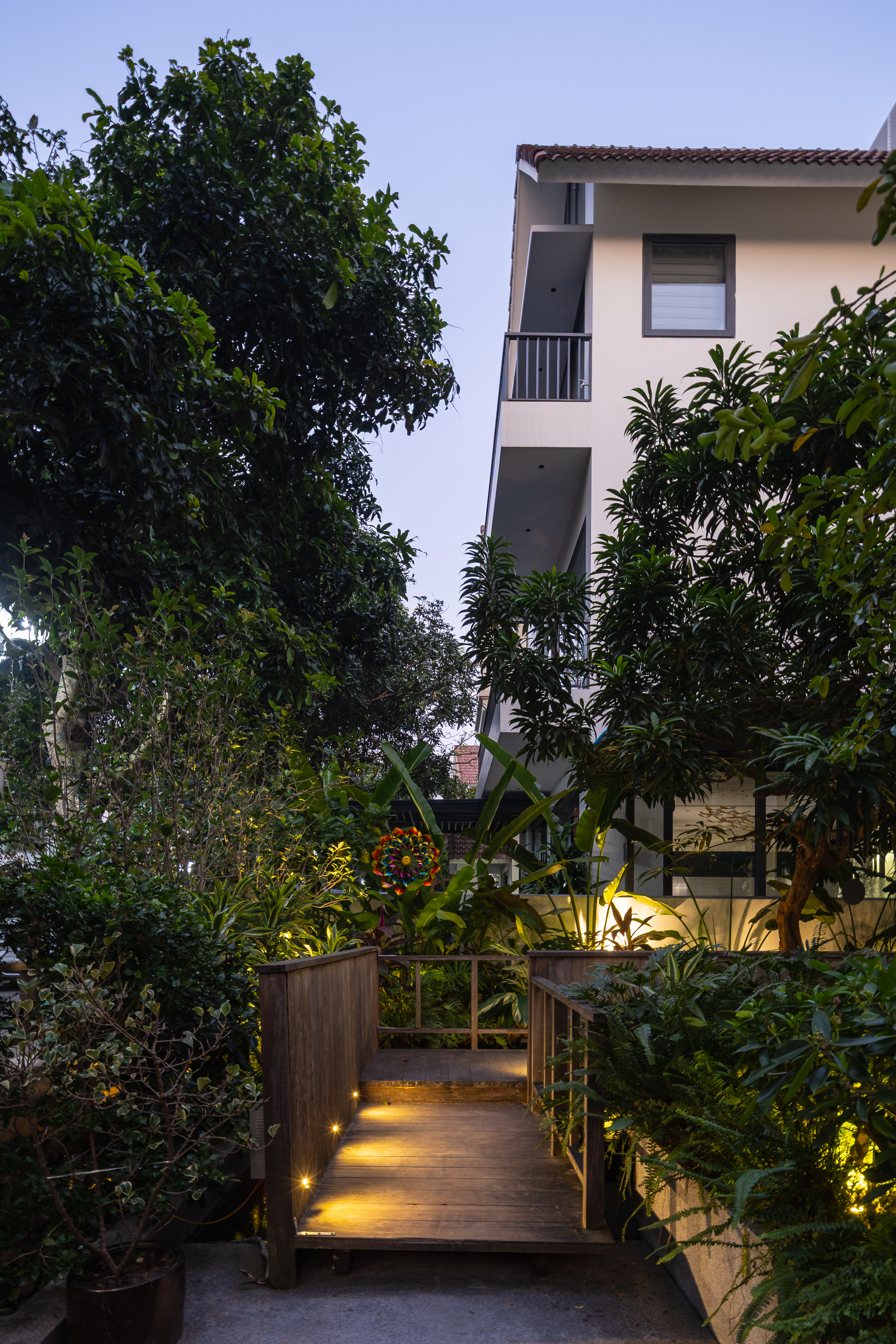 02-FRONT GARDEN-HN04_HOUSE-TNT_ARCHITECTURE